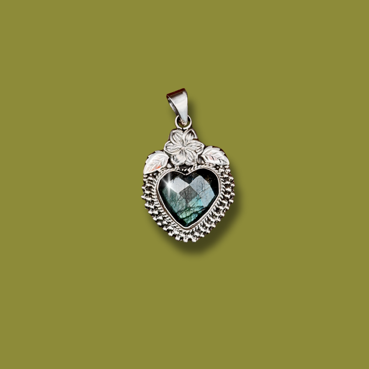 Corazón de Labradorita con Flor de Plata