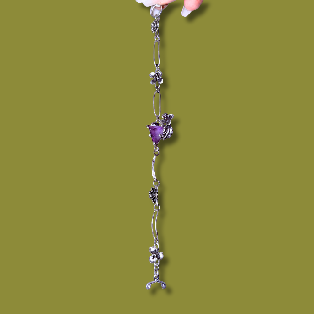 Pulsera de Plata con Amatista Triangular Piramidal y Flores ·