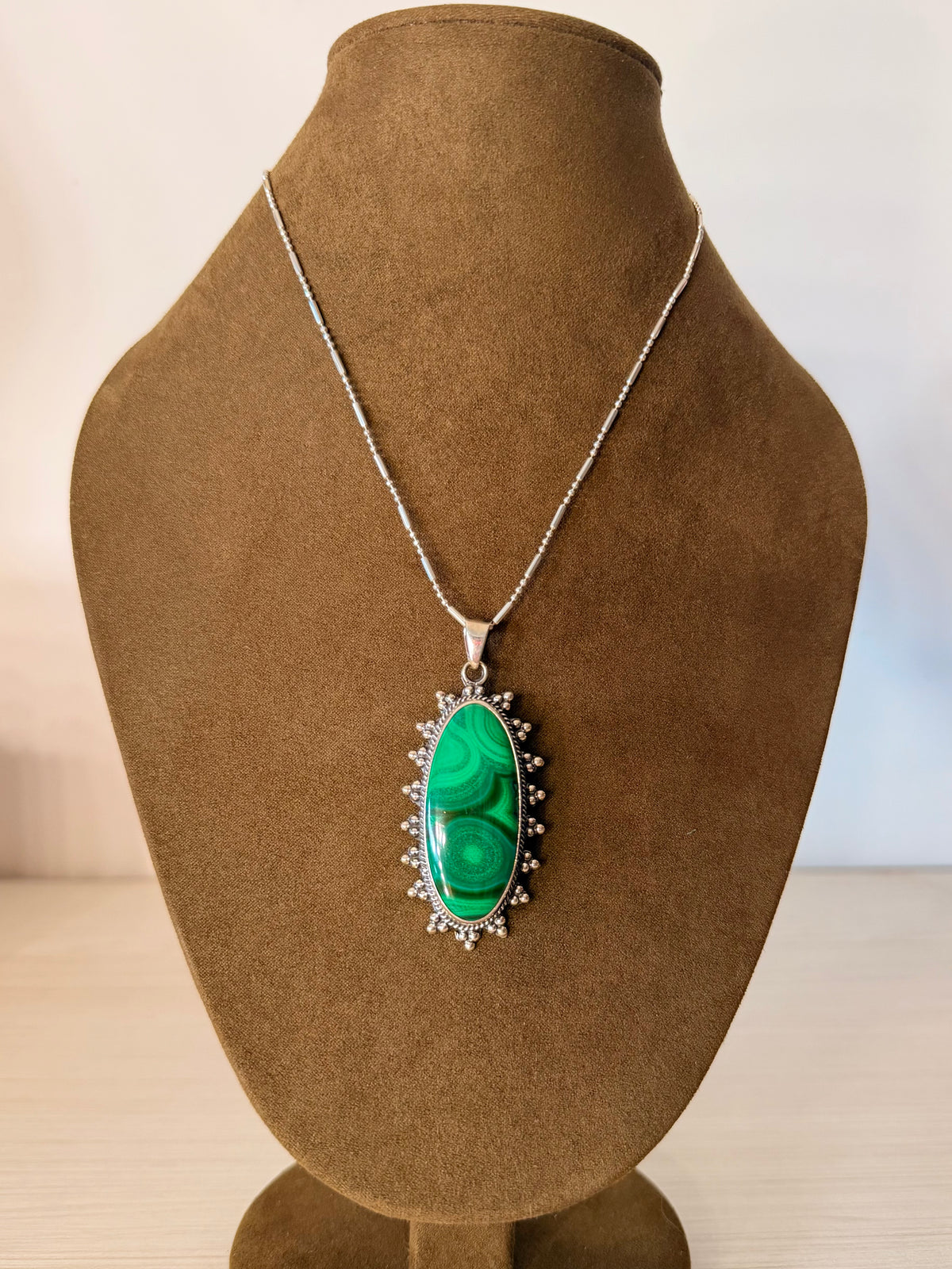 Malaquita Oval con Detalles Orgánicos