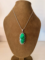 Malaquita Oval con Detalles Orgánicos