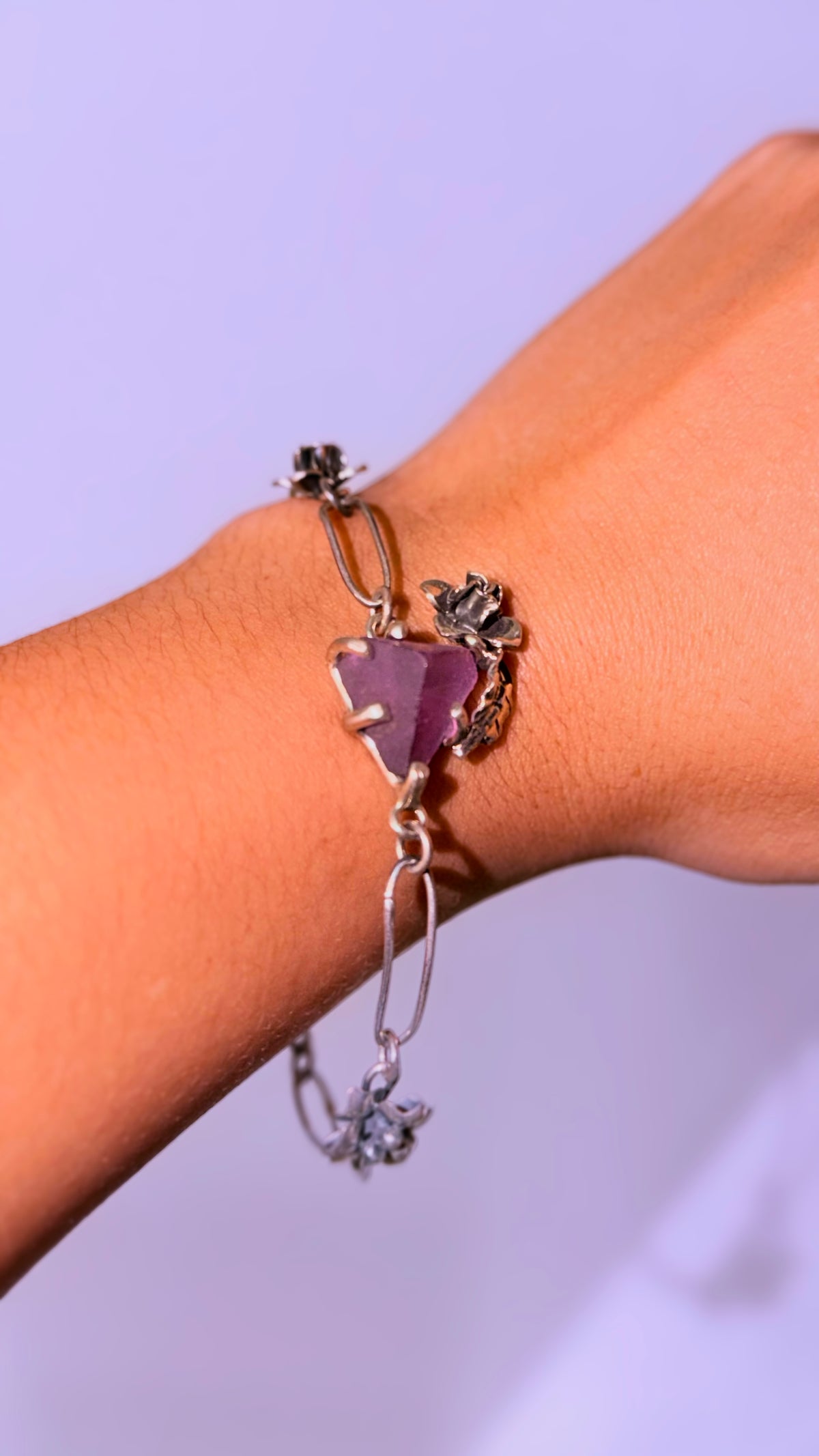 Pulsera de Plata con Amatista Triangular Piramidal y Flores ·