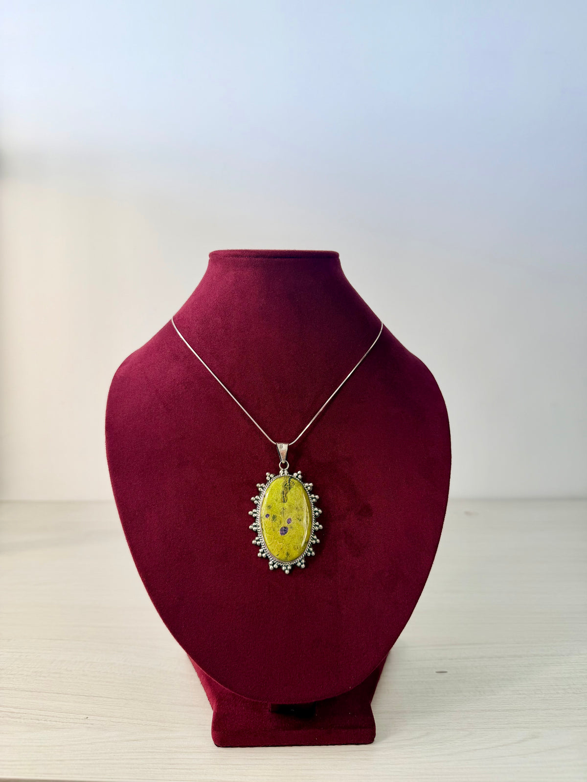 Atlantisita con Inclusiones de Rubí en Plata