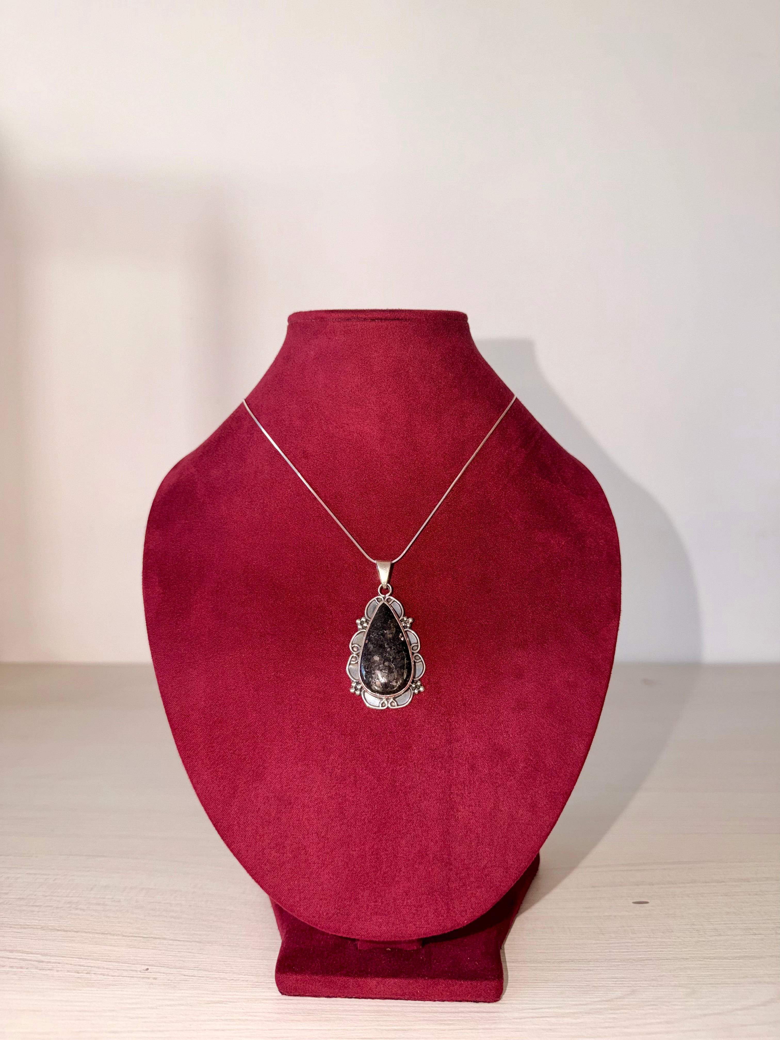 Piedra del Hechicero· Nuummita Gota