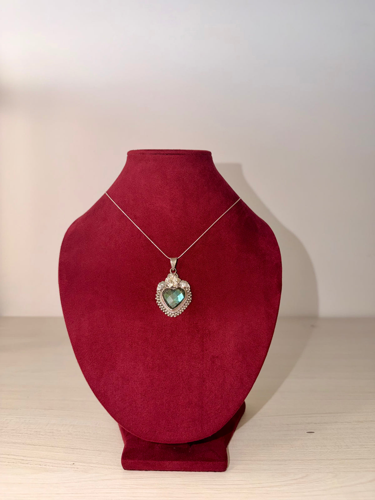 Corazón de Labradorita con Flor de Plata