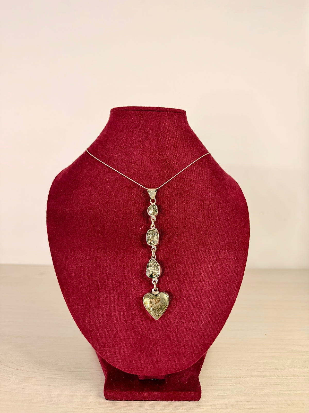 Pirita triple + Corazón de Poder montada en Plata