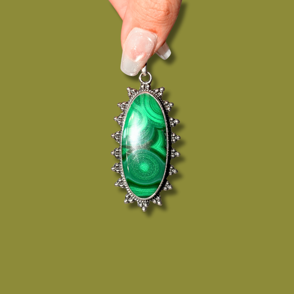 Malaquita Oval con Detalles Orgánicos